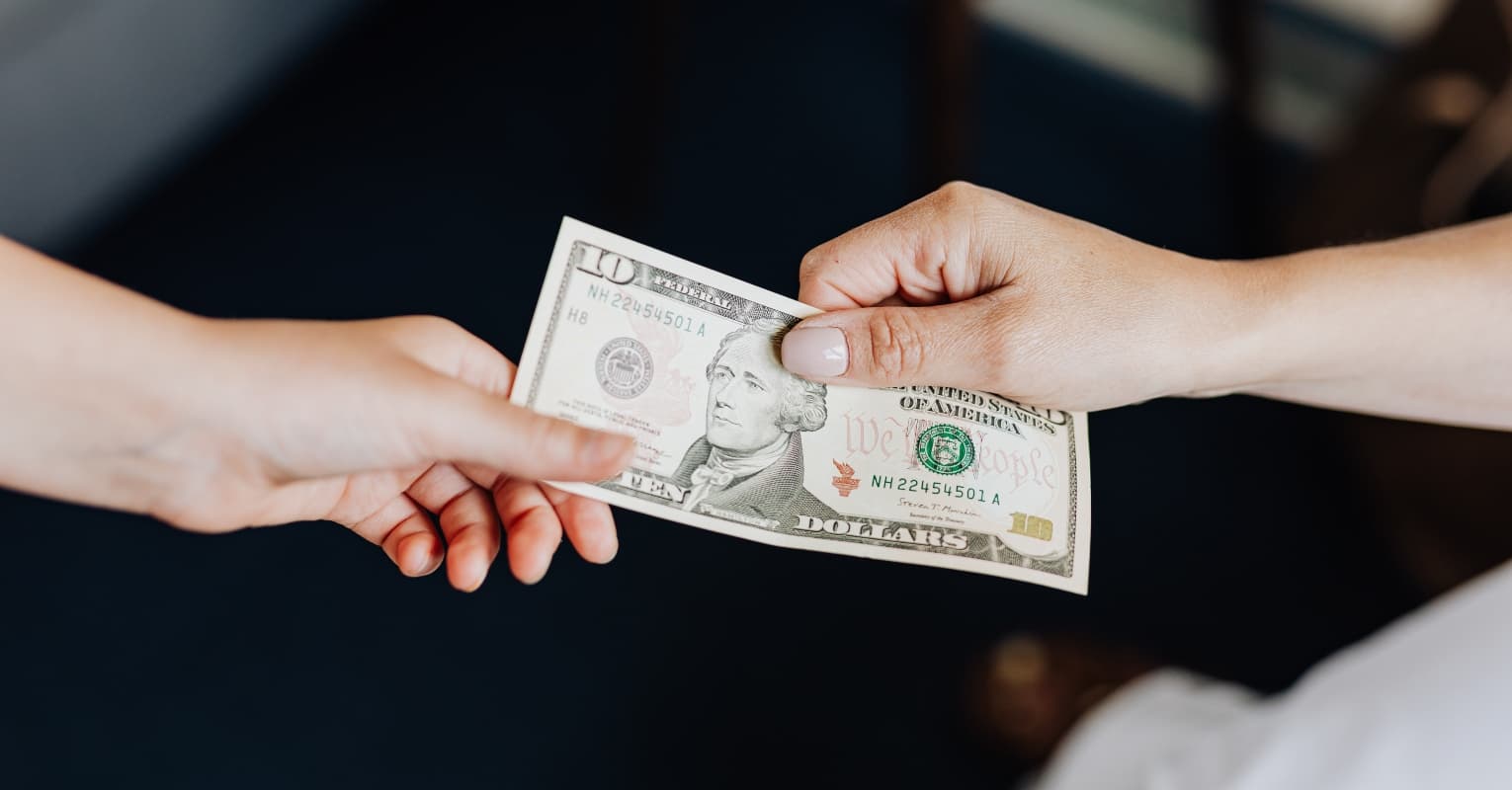 Customer leaves $200 tip for every worker in restaurant because 'COVID sucks'