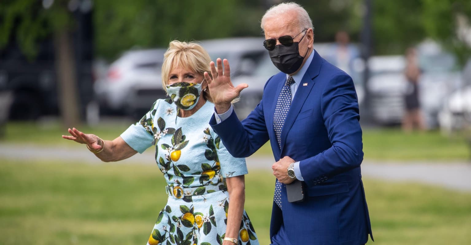 President Biden picking a dandelion for wife Jill has melted people's hearts