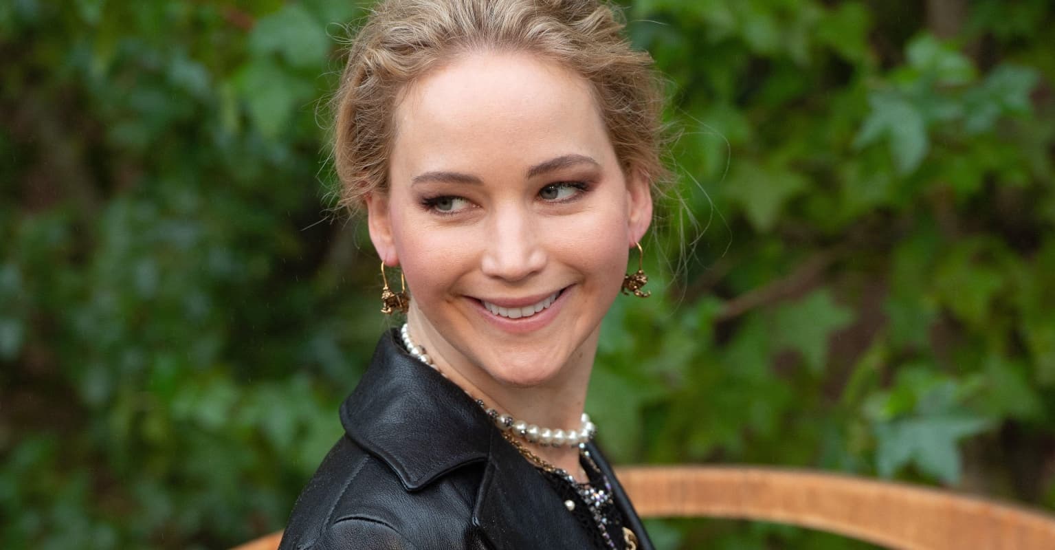 Pregnant Jennifer Lawrence joins Amy Schumer at abortion rights march
