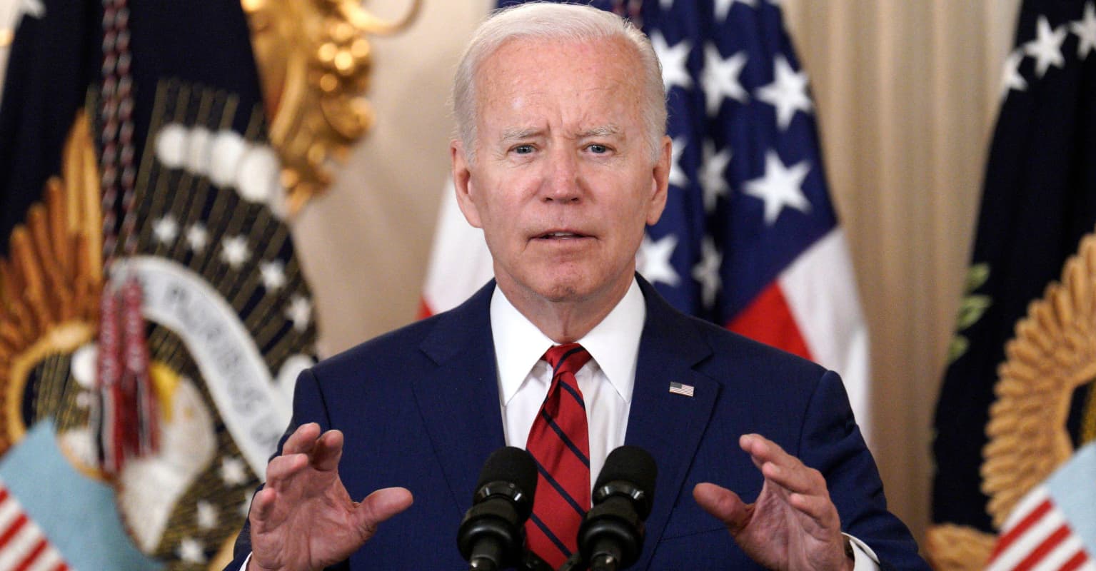 Joe Biden accidentally holds up very specific staff instructions that tell him what to do