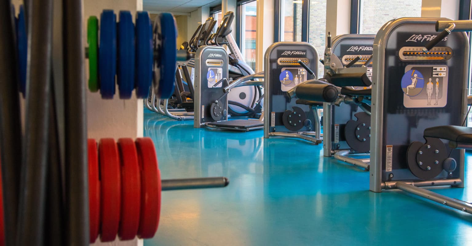 Influencer films man staring at her 'like a piece of meat' at the gym - but people rush to defend him