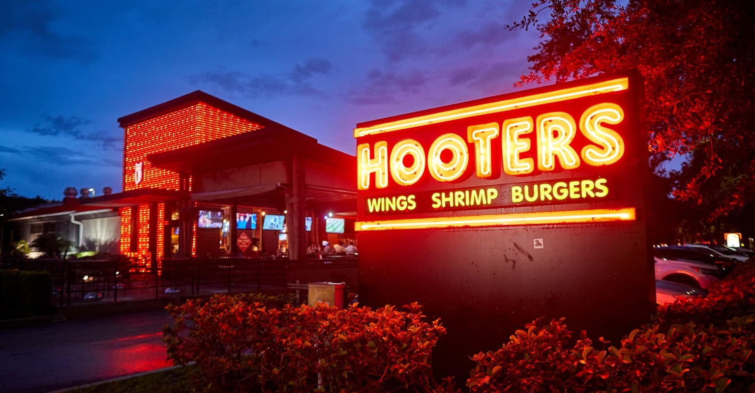 Hooters waitress shares how much she makes in just one week