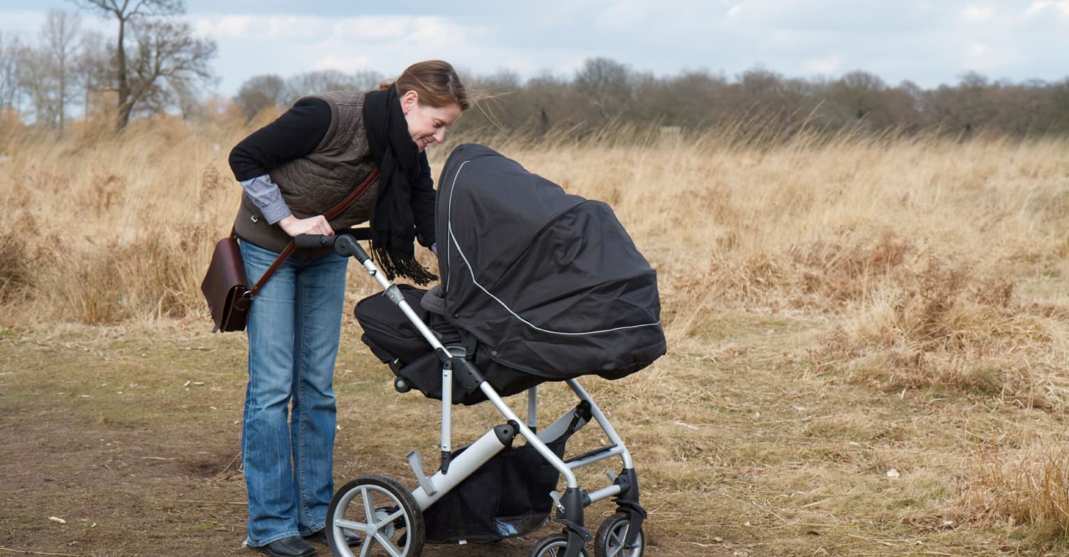 Delivery driver forced to apologize after leaving '22lb parcel' on top of sleeping baby