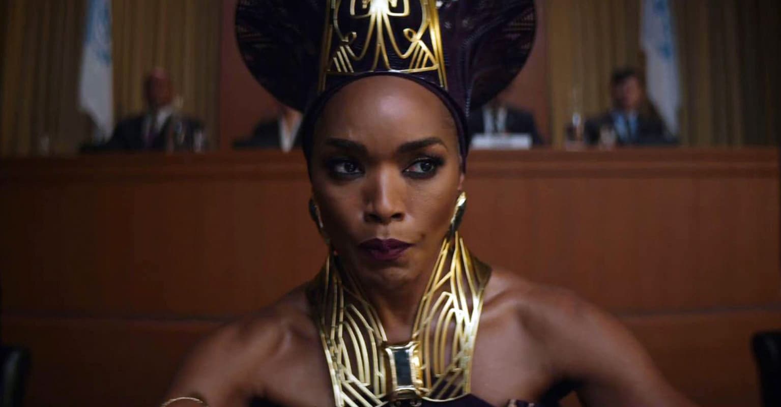 Fans defend Angela Bassett for not clapping as Jamie Lew Curtis beats her to Oscar win