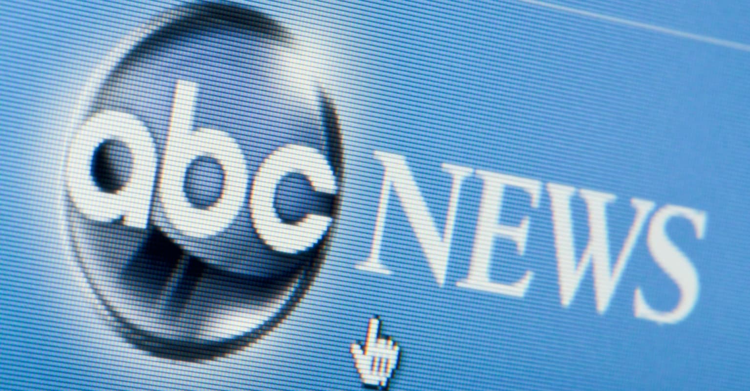 News anchor proudly ditches wig and false eyelashes after finishing cancer treatment