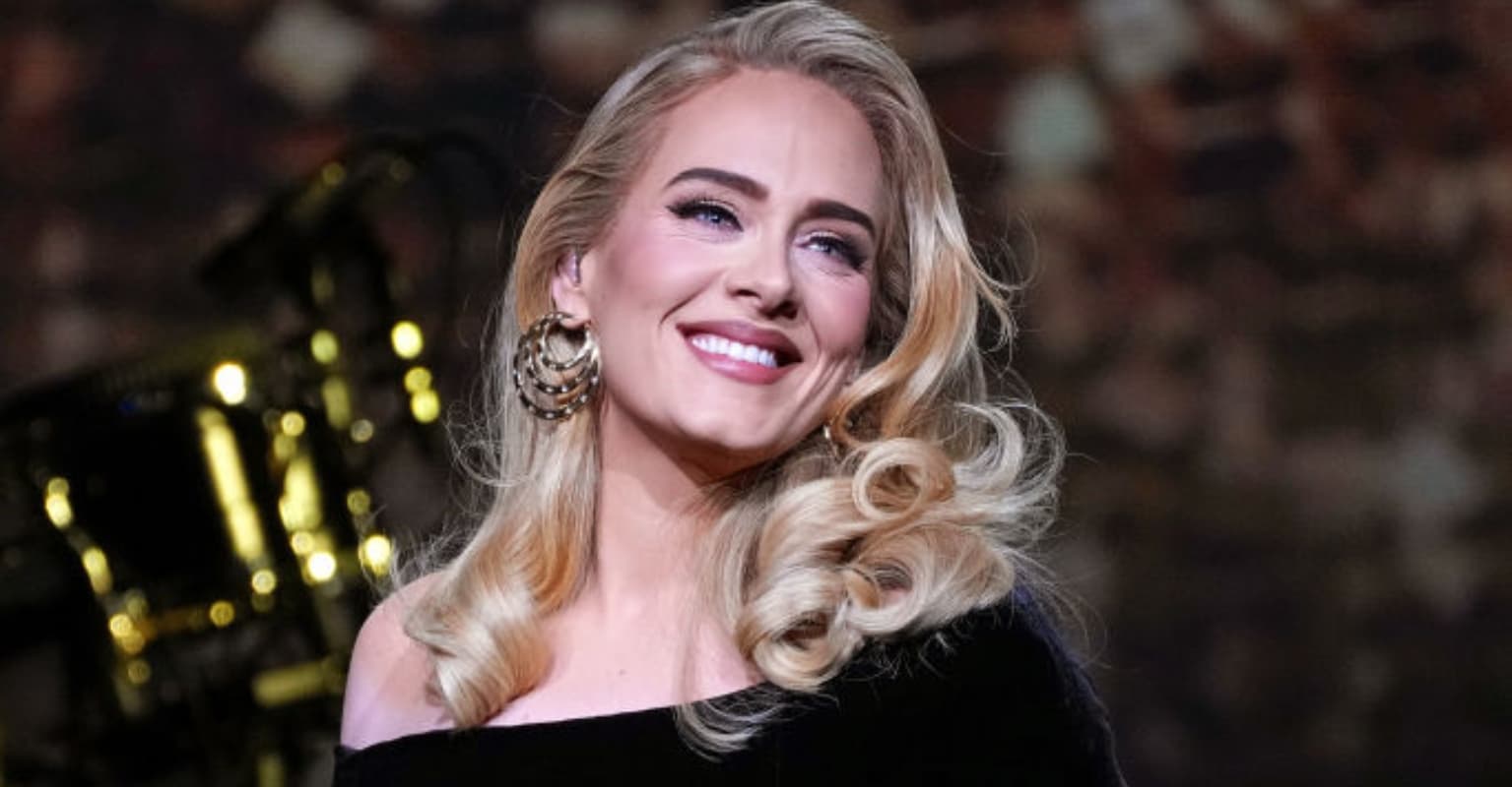 Adele reassures fans after collapsing backstage following Vegas show